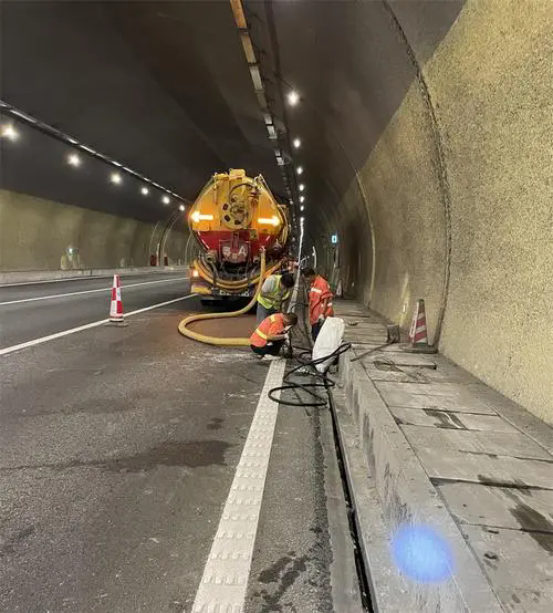 隆安隧道排水渠清淤